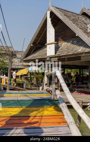 Place du marché traditionnelle avec pont en bois coloré et maisons environnantes au bord du lac, Pattaya, Thaïlande Banque D'Images