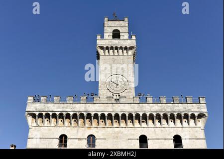 Palazzo Comunale, Montepulciano, Val d'Orcia, Province de Sienne, Toscane, Italie, Europe, Une tour médiévale avec une grande horloge, devant un clair Banque D'Images