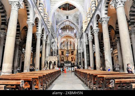 Intérieur, Cathédrale de Santa Maria Assunta, Pise, Toscane, Italie, Europe, intérieur spacieux de la cathédrale avec colonnes de marbre et fresques ornées au-dessus Banque D'Images