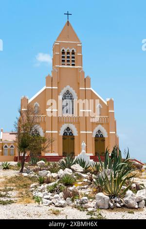 Vue frontale portail de l'église Sint Willibrordus Eglise San Willibrordo construite à la fin du XIXe siècle entre 1884 et 1888 en néo-gothique Banque D'Images