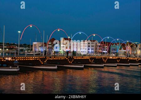 Vue au crépuscule du pont Queen Emma Pont Queen Emma Pont pivotant Emma Pont Emma-Brug Pont flottant avec 16 bateaux pontons Pontjesbrug Pont ponton mobile Banque D'Images