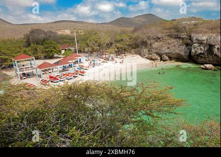 Vue depuis la position élevée sur la petite plage de sable Playa Lagun dans la baie sur la mer des Caraïbes, Caraïbes, îles du vent, Antilles néerlandaises, îles ABC Banque D'Images