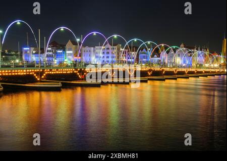 Vue de nuit du pont Queen Emma Pont Queen Emma Pont pivotant Emma-Brug Pont flottant avec 16 bateaux pontons Pontjesbrug Pont ponton mobile Banque D'Images