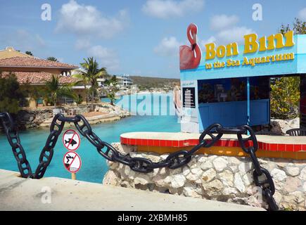 Signe avec sur l'île dans le pays Curaçao salutation de bienvenue typique bon Boni dans la zone d'entrée du musée maritime Sea Aquarium, en face de la balustrade du pont Banque D'Images