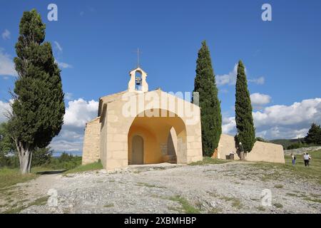 Chapelle Saint-Sixte, chapelle aux cyprès et tour, Eygalières, Alpilles, Alpilles, Bouches-du-Rhône, Provence, France Banque D'Images