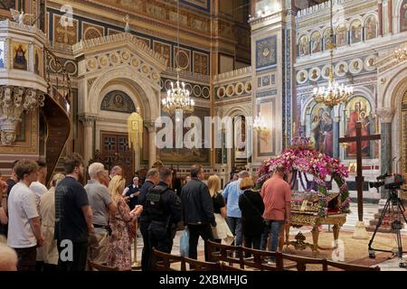 Fidèles à la cérémonie du vendredi Saint, Cathédrale orthodoxe grecque de l'Annonciation, Mitropolis, Athènes, Grèce Banque D'Images