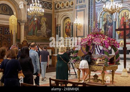 Fidèles à la cérémonie du vendredi Saint, Cathédrale orthodoxe grecque de l'Annonciation, Mitropolis, Athènes, Grèce Banque D'Images