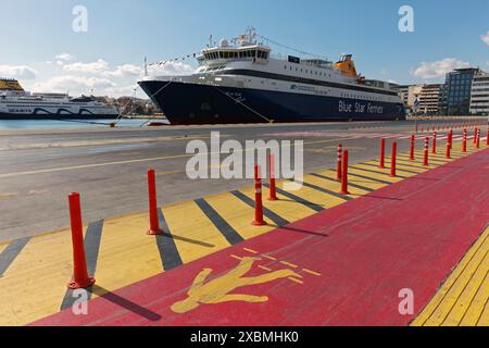 Ferry pour l'île de Paros de la ligne Blue Star, sentier piétonnier balisé au quai, port de ferry du Pirée, Athènes, Attique, Grèce Banque D'Images