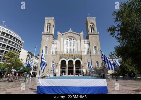 Cathédrale orthodoxe grecque de l'Annonciation, scène décorée aux couleurs nationales grecques, Athènes, Grèce Banque D'Images