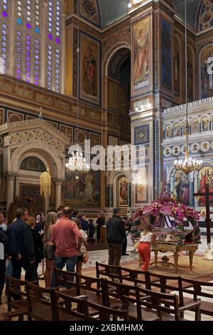 Fidèles à la cérémonie du vendredi Saint, Cathédrale orthodoxe grecque de l'Annonciation, Mitropolis, Athènes, Grèce Banque D'Images