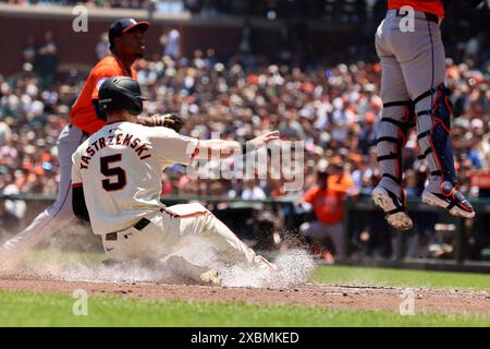 San Francisco, États-Unis. 12 juin 2024. Mike Yastrzemski (5) des Giants de San Francisco marque sur une mouche sacrifice de Wilmer Flores contre les Astros de Houston en troisième manche à Oracle Park le mercredi 12 juin 2024 à San Francisco. (Photo de Ray Chavez/Bay Area News Group/TNS/Sipa USA) crédit : Sipa USA/Alamy Live News Banque D'Images