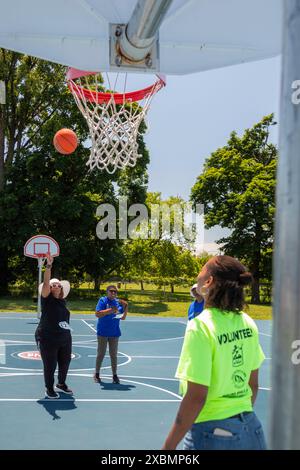 Detroit, Michigan - le lancer franc de basket-ball aux Jeux olympiques seniors de Detroit. La compétition de trois jours pour les résidents de plus de 50 ans a été organisée par la CIT Banque D'Images