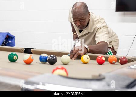 Detroit, Michigan - compétition de billard aux Jeux olympiques seniors de Detroit. Le concours de trois jours pour les résidents de plus de 50 ans a été organisé par les Parcs de la ville Banque D'Images