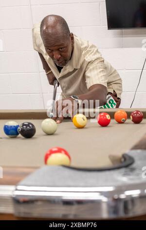 Detroit, Michigan - compétition de billard aux Jeux olympiques seniors de Detroit. Le concours de trois jours pour les résidents de plus de 50 ans a été organisé par les Parcs de la ville Banque D'Images