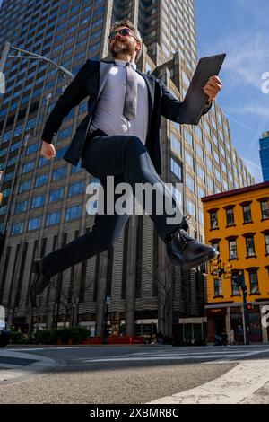 Homme d'affaires sautant dans la rue. Saut suivant et étapes. Concept d'ambitions commerciales. Stratégie de réussite de l'entreprise. Développement de la croissance créative Banque D'Images