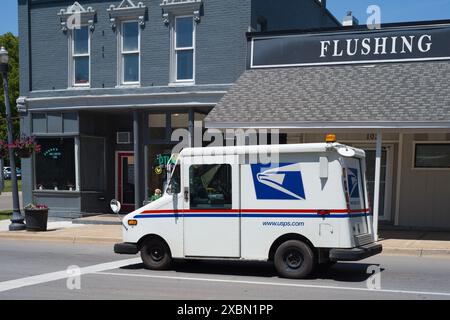 US postal Service Grumman van de livraison de courrier dans le centre-ville de Flushing Michigan USA Banque D'Images