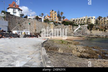 Praia do Azarujinha, plage avec des formations rocheuses volcaniques côtières au bord de l'eau sur la plage, Estoril, Portugal Banque D'Images