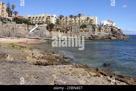 Praia do Azarujinha, plage avec des formations rocheuses volcaniques côtières au bord de l'eau sur la plage, Estoril, Portugal Banque D'Images