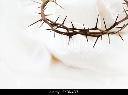 Fond de Pâques pour la semaine de la passion et le Carême avec la couronne d'épines symbolisant la souffrance et le sacrifice de Jésus sur la croix Banque D'Images