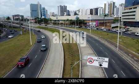 Itinéraire de transit de la BRT à Salvador salvador, bahia, brésil - 28 janvier 2022 : vue des travaux de mise en œuvre du système BRT sur l'Avenida Antanio Carlo Magalhaes dans la ville de Salvador. SALVADOR BAHIA BRÉSIL Copyright : xJoaxSouzax 080423JOA010192 20240613 Banque D'Images