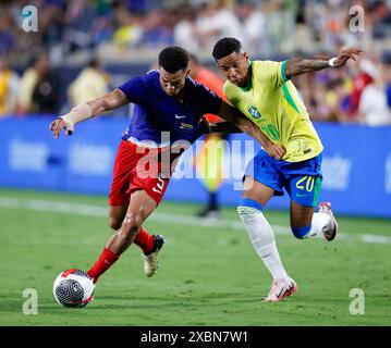 Orlando, Floride, États-Unis. 12 juin 2024. Le défenseur américain ANTONEE ROBINSON (5 ans) travaille contre l'attaquant brésilien SAVINHO (20 ans) lors d'un match international amical de football le 12 juin 2024 à Orlando, en Floride. Le match a terminé un match nul de 1-1. (Crédit image : © Scott Coleman/ZUMA Press Wire) USAGE ÉDITORIAL SEULEMENT! Non destiné à UN USAGE commercial ! Banque D'Images