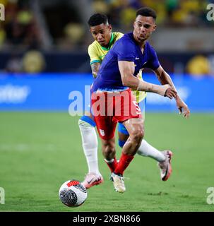 Orlando, Floride, États-Unis. 12 juin 2024. Le défenseur américain ANTONEE ROBINSON (5 ans) travaille contre l'attaquant brésilien SAVINHO (20 ans) lors d'un match international amical de football le 12 juin 2024 à Orlando, en Floride. Le match a terminé un match nul de 1-1. (Crédit image : © Scott Coleman/ZUMA Press Wire) USAGE ÉDITORIAL SEULEMENT! Non destiné à UN USAGE commercial ! Banque D'Images