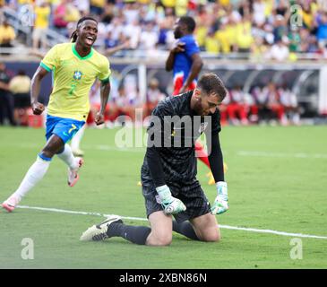 Orlando, Floride, États-Unis. 12 juin 2024. Le gardien américain MATT TURNER (1) réagit après avoir abandonné un but à la 17e minute alors que l’attaquant brésilien VINICIUS JUNIOR (7) fait un geste de célébration lors d’un match de soccer amical international le 12 juin 2024 à Orlando, en Floride. Le match a terminé un match nul de 1-1. (Crédit image : © Scott Coleman/ZUMA Press Wire) USAGE ÉDITORIAL SEULEMENT! Non destiné à UN USAGE commercial ! Banque D'Images