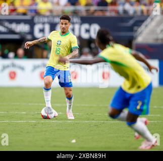 Orlando, Floride, États-Unis. 12 juin 2024. Le milieu de terrain brésilien JOAO GOMES (15 ans) cherche à passer le ballon à l’attaquant VINICIUS JUNIOR (7 ans) lors d’un match international amical de soccer entre les États-Unis et le Brésil le 12 juin 2024 à Orlando, en Floride. Le match a terminé un match nul de 1-1. (Crédit image : © Scott Coleman/ZUMA Press Wire) USAGE ÉDITORIAL SEULEMENT! Non destiné à UN USAGE commercial ! Banque D'Images