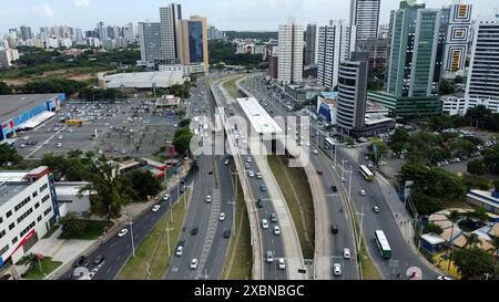 salvador, bahia, brésil - 28 janvier 2022 : vue des travaux de mise en œuvre du système BRT sur l'Avenida Antanio Carlo Magalhaes dans la ville de Salvador. Banque D'Images