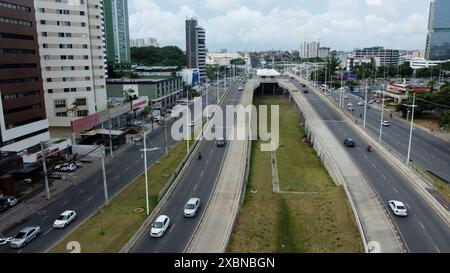 salvador, bahia, brésil - 28 janvier 2022 : vue des travaux de mise en œuvre du système BRT sur l'Avenida Antanio Carlo Magalhaes dans la ville de Salvador. Banque D'Images