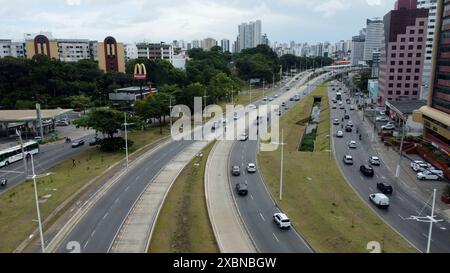 salvador, bahia, brésil - 28 janvier 2022 : vue des travaux de mise en œuvre du système BRT sur l'Avenida Antanio Carlo Magalhaes dans la ville de Salvador. Banque D'Images