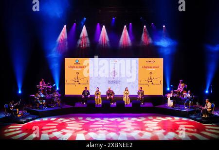 Diyarbakir, Turquie. 12 juin 2024. Des artistes de Koma ma sont vus pendant le concert. Koma ma, le célèbre groupe de musique kurde vivant en Turquie, s'est produit au Centre de la culture et des Congrès de Diyarbakir. Le concert a été regardé avec intérêt par des milliers de personnes remplissant la salle. Le groupe, qui fonctionne sous la direction du ma Music Centre, est composé d'artistes masculins et féminins. Crédit : SOPA images Limited/Alamy Live News Banque D'Images