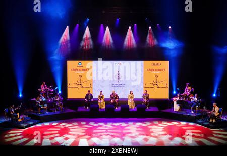 Diyarbakir, Turquie. 12 juin 2024. Des artistes de Koma ma sont vus pendant le concert. Koma ma, le célèbre groupe de musique kurde vivant en Turquie, s'est produit au Centre de la culture et des Congrès de Diyarbakir. Le concert a été regardé avec intérêt par des milliers de personnes remplissant la salle. Le groupe, qui fonctionne sous la direction du ma Music Centre, est composé d'artistes masculins et féminins. (Photo de Mehmet Masum Suer/SOPA images/SIPA USA) crédit : SIPA USA/Alamy Live News Banque D'Images