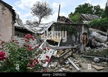 Non exclusif : RÉGION de ZAPORIZHZHIA, UKRAINE - 10 JUIN 2024 - une femme âgée traverse les locaux d'une maison partiellement détruite par A. Banque D'Images