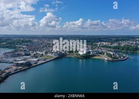 Luftbild Douarnenez mit Fischereihafen, Departement Finistère Penn Ar Bed, Region Bretagne Breizh, Frankreich *** vue aérienne Douarnenez avec port de pêche, département Finistère Penn Ar Bed, Region Bretagne Breizh, France Banque D'Images