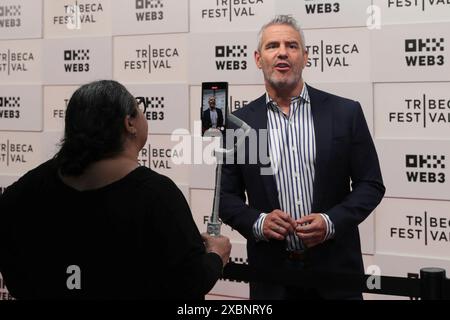 New York. 12 juin 2024. New York, USA, 12 juin 2024 - Andy CoHE participe au Festival Tribeca 2024 - conteurs - Andy Cohen en conversation avec Anderson Cooper au BMCC Tribeca PAC le 12 juin 2024 à New York. Crédit : Giada Papini Rampelotto/EuropaNewswire usage éditorial uniquement. Non destiné à UN USAGE commercial !/dpa/Alamy Live News Banque D'Images