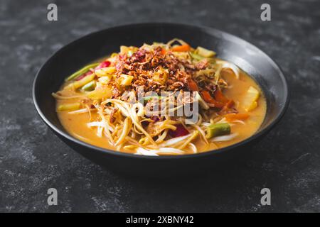 ramen de nouilles de riz végétariennes avec légumes mélangés et échalotes frites, recettes alimentaires saines Banque D'Images