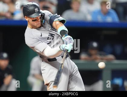 12 juin 2024 : Aaron Judge (99 ans), outfielder des New York Yankees, conduit un terrain au Kauffman Stadium de Kansas City, Missouri. Jon Robichaud/CSM. Banque D'Images