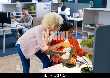 Femme biraciale et homme afro-américain font équipe sur le projet de technologie de démarrage dans les affaires Banque D'Images
