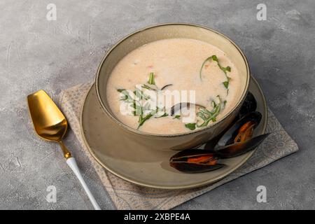 Soupe de fruits de mer, garnie de roquette et de moules. Copier l'espace Banque D'Images