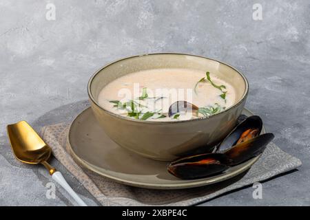 Soupe de fruits de mer, garnie de roquette et de moules. Copier l'espace Banque D'Images