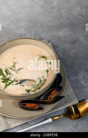 Soupe de fruits de mer, garnie de roquette et de moules. Copier l'espace Banque D'Images