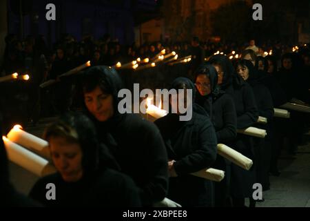 Mondragone, Italie - 24 avril 2010 : des femmes vêtues de noir et tenant de grandes bougies participent à la procession du vendredi Saint à l'occasion de la Banque D'Images