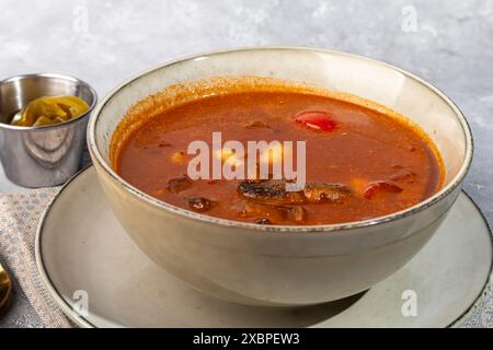 Soupe Tom yum avec fruits de mer, câpres ajoutées à proximité. Copier l'espace Banque D'Images