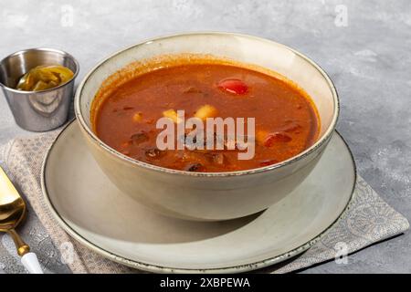 Soupe Tom yum avec fruits de mer, câpres ajoutées à proximité. Copier l'espace Banque D'Images