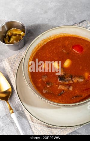 Soupe Tom yum avec fruits de mer, câpres ajoutées à proximité. Copier l'espace Banque D'Images