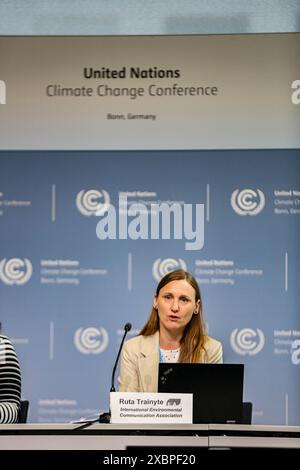 Bonn, Allemagne, Allemagne. 11 juin 2024. RUTA TRAINYTE, International Environmental Communications associations, prend la parole lors d'une conférence de presse sur la communication et la gestion des conflits au World Conference Center du Campus des Nations Unies à Bonn le jour 7 de la conférence SB 60. C’est la préparation de la COP29 qui aura lieu à Bakou, Azerbaïdjan, en novembre de cette année. (Crédit image : © Bianca Otero/ZUMA Press Wire) USAGE ÉDITORIAL SEULEMENT! Non destiné à UN USAGE commercial ! Banque D'Images