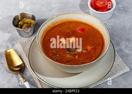 Soupe Tom yum avec fruits de mer, câpres ajoutées à proximité. Copier l'espace Banque D'Images