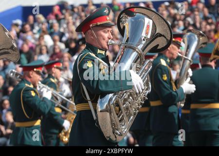 Prog Pétersbourg, Russie. 12 juin 2024. Un festival de musique militaire est organisé pour célébrer la fête de la Russie à Pétersbourg, Russie, le 12 juin 2024. La Journée de la Russie marque la date à laquelle le premier Congrès des députés du peuple de la Fédération de Russie a adopté la Déclaration de souveraineté nationale de la Russie en 1990. Crédit : Irina Motina/Xinhua/Alamy Live News Banque D'Images