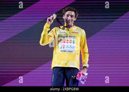 Roma, Italie. 13 juin 2024. Le médaillé d'or suédois Armand Duplantis célèbre lors de la cérémonie de remise des médailles pour la voûte à la perche masculine lors de la 26e édition des Championnats d'Europe d'athlétisme de Rome 2024 au stade olympique de Rome, Italie - mercredi 12 juin 2024 - Sport, Athlétisme (photo de Fabrizio Corradetti/LaPresse) crédit : LaPresse/Alamy Live News Banque D'Images